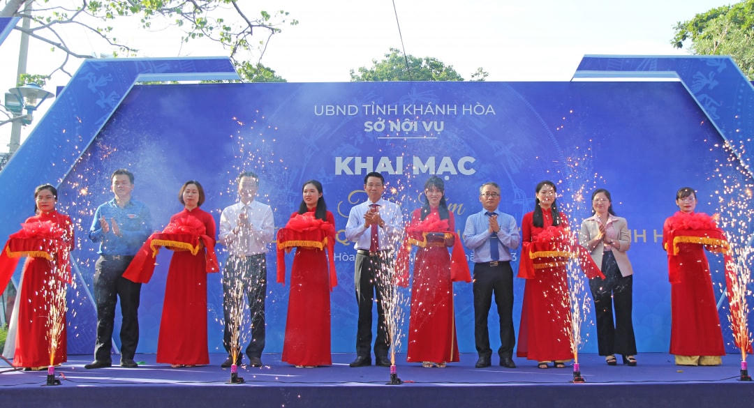 Lãnh đạo tỉnh Khánh Hòa và các đại biểu cắt băng khai mạc triển lãm.