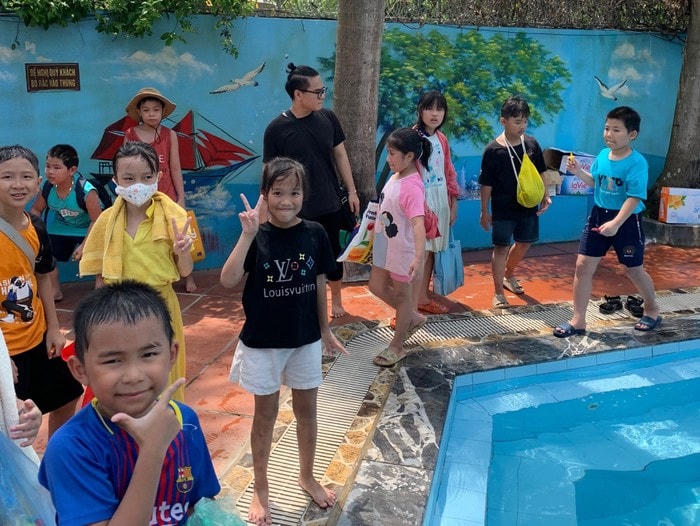 Sinh viên sau khi “tốt nghiệp” khóa học bơi của cô Thơm, lại tham gia hỗ trợ cô trong các lớp dành cho học sinh sau đó. Ảnh: NVCC.