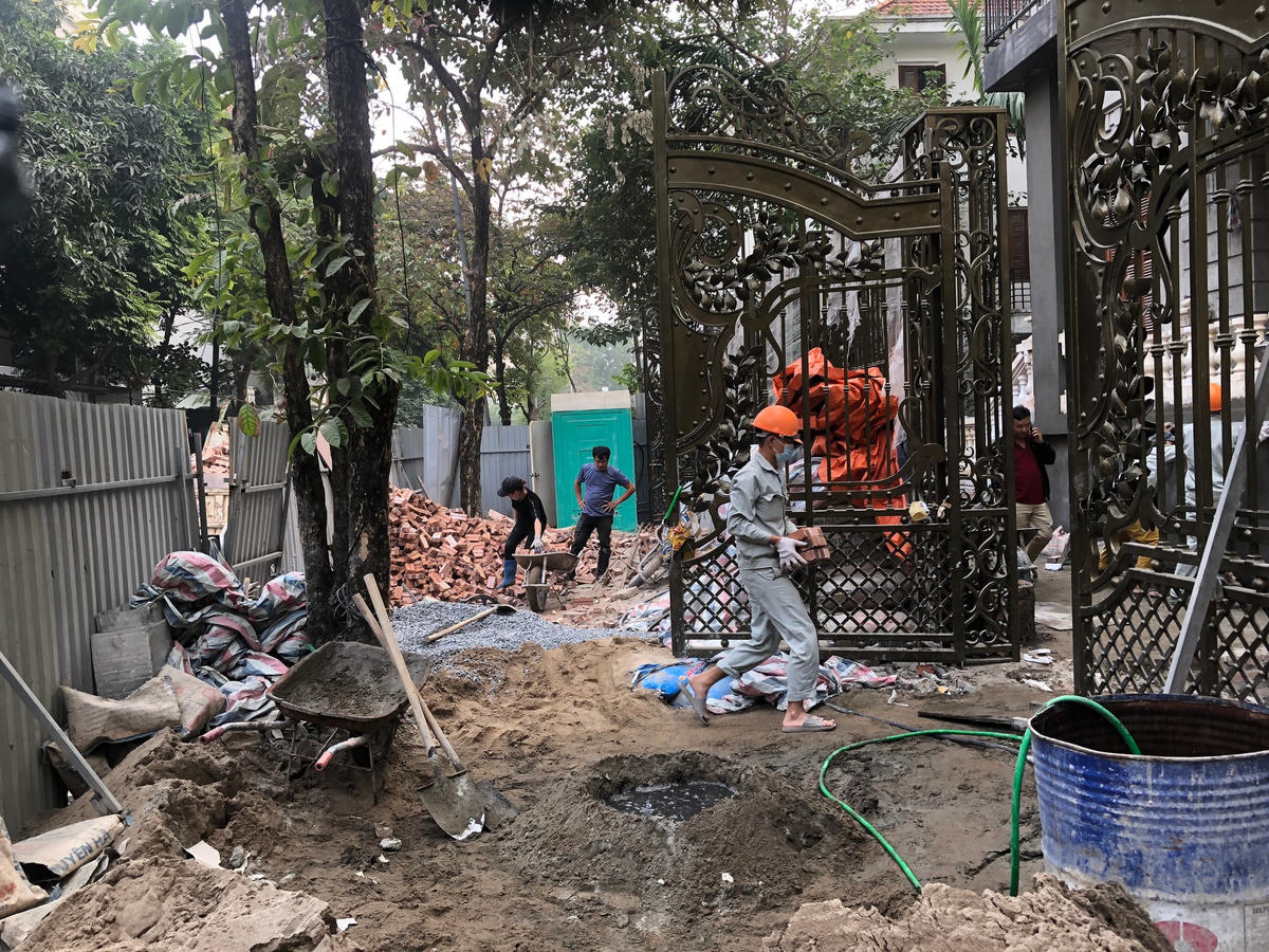 Trước đó, dù công trình biệt thự số 09 nhà B, khu biệt thự 5,2ha, phường Yên Hòa sai phạm, bị đình chỉ nhưng chủ đầu tư vẫn ngang nhiên cho công nhân thi công.