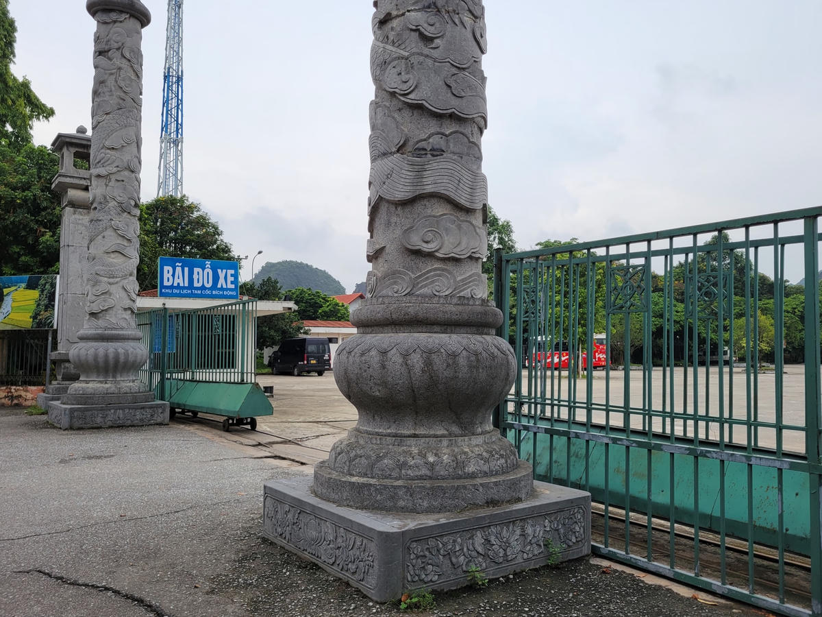 Bãi đỗ xe gần như không có phương tiện đậu đỗ sau chuỗi ngày dài KDL đóng cửa.