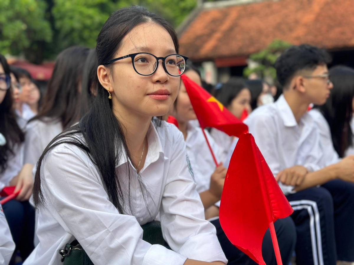 Năm nay là năm học đầu tiên ở bậc học mới nên em Vũ Thị Vân Khánh, học sinh lớp 10A8 khá hồi hộp chờ đón lễ khai giảng hôm nay. Khánh chia sẻ, đêm qua em không ngủ được mong trời sáng thật nhanh. “Em đã chuẩn bị tâm thế sẵn sàng để bước vào cấp học cuối của bậc phổ thông”, Khánh nói.