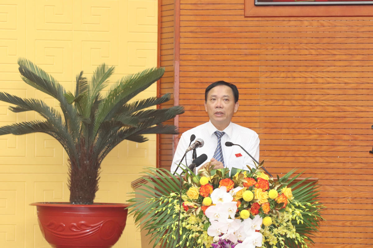 Ông Bùi Văn Khánh, Chủ tịch UBND tỉnh Hòa Bình kết luận, tiếp thu ý kiến của đại biểu tại kỳ họp.