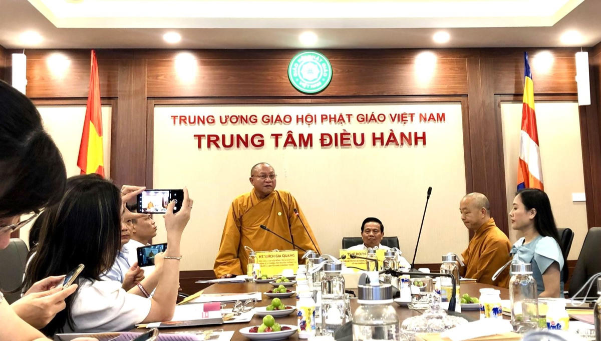 Hòa thượng Thích Gia Quang phát biểu tại buổi gặp mặt.