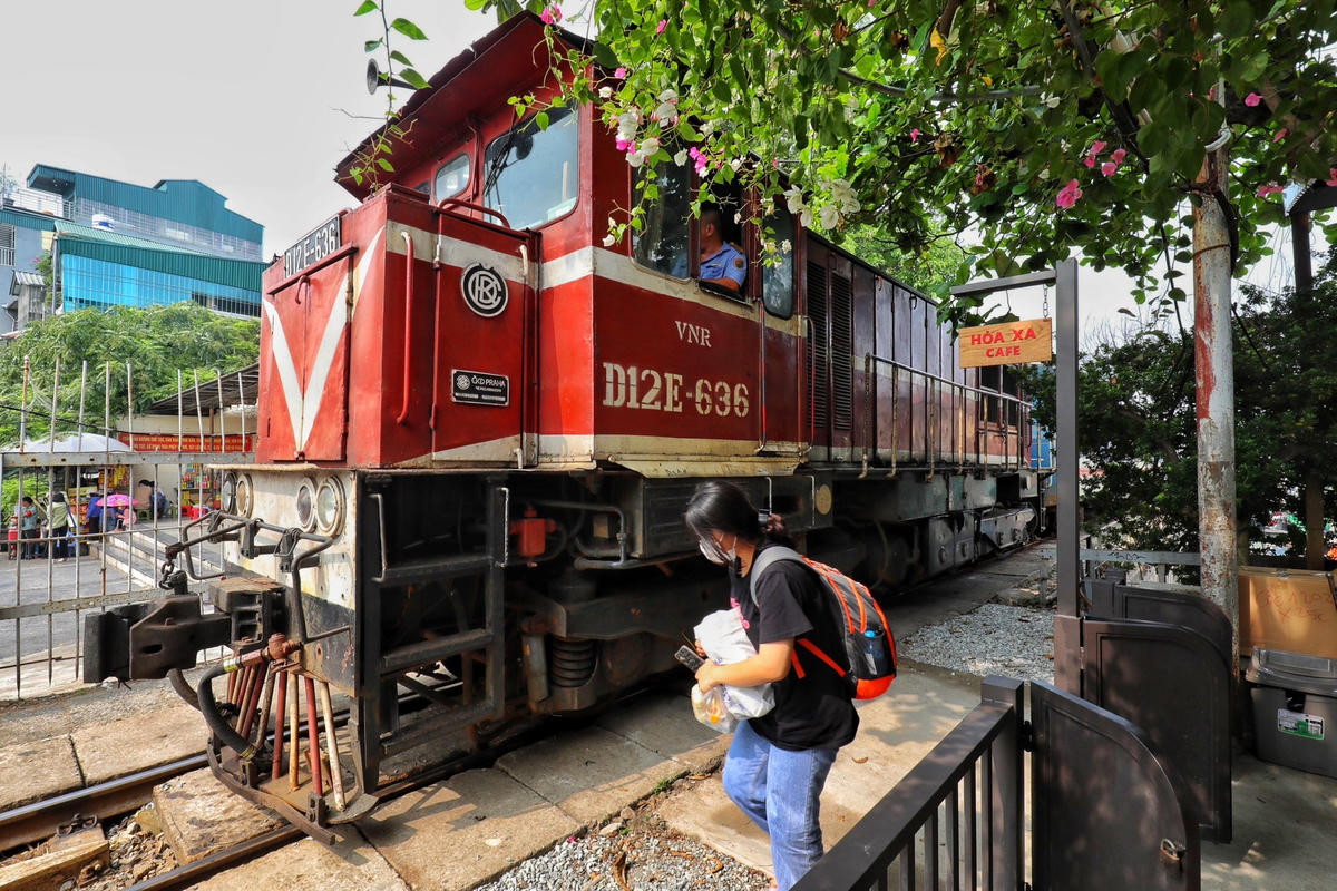 Tại vị trí tiếp giáp giữa quán cà phê và đường sắt, đơn vị đã lắp đặt hàng rào, thường xuyên đóng cửa. Bảo vệ chỉ mở cửa cho hành khách vào khu vực nhà ga khi đến giờ đón khách vào ga đi tàu theo quy định.