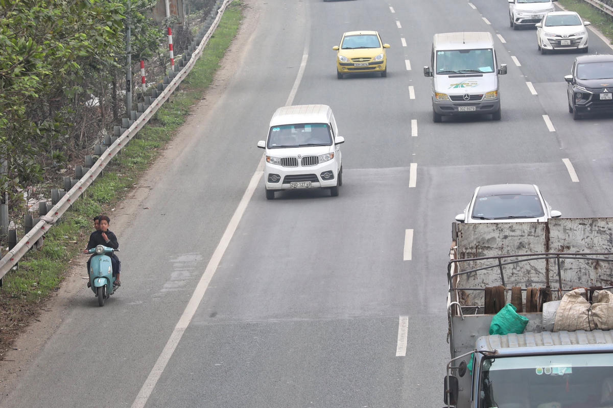 Thậm chí, nhiều người còn không đội mũ bảo hiểm khi di chuyển vào cao tốc.