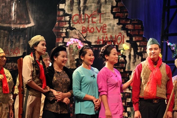 Cảnh trong vở “Những người con Hà Nội” do NSND Doãn Hoàng Giang dàn dựng.  