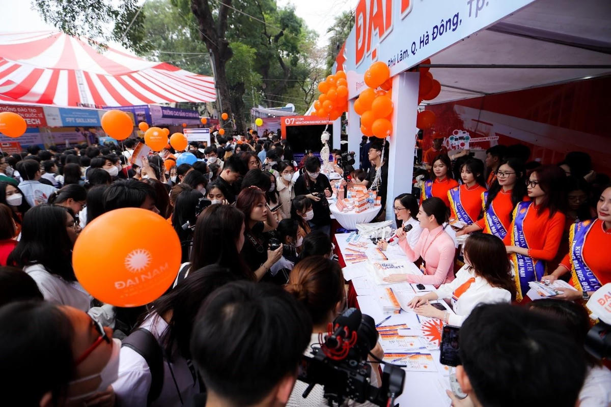 Thí sinh tham gia Ngày hội tư vấn tuyển sinh – hướng nghiệp năm 2023. Ảnh: ĐH Đại Nam.