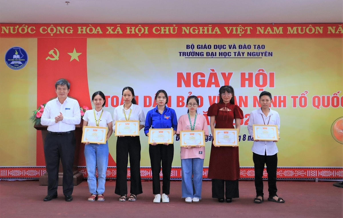 TS Nguyễn Thanh Trúc, Hiệu trưởng Trường Đại học Tây Nguyên trao giấy khen cho  sinh viên có thành tích xuất sắc trong công tác tự quản.