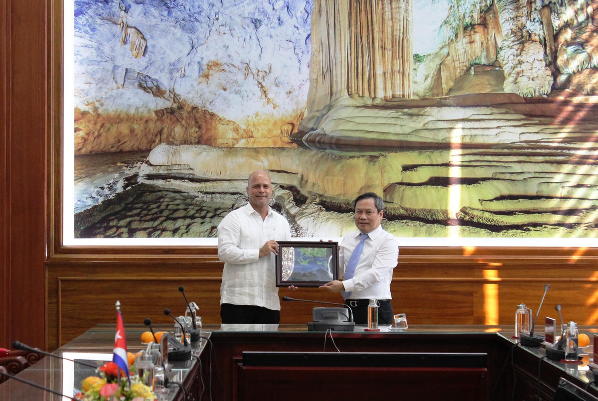 Bí thư Tỉnh ủy Quảng Bình tặng bức tranh hang Sơn Đoong cho ông Gerardo Hernandez Nordelo, Ủy viên Trung ương Đảng Cộng sản Cuba, Chủ tịch Ủy ban Bảo vệ Cách mạng Cuba