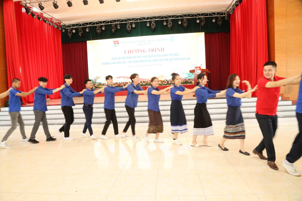 Sau màn vòng tay đoàn kết, hai đội được người hướng dẫn chuyển sang trò chơi "đấm lưng đồng đội" với những tiếng cười nghiêng ngả. Ảnh: Điền Bắc.