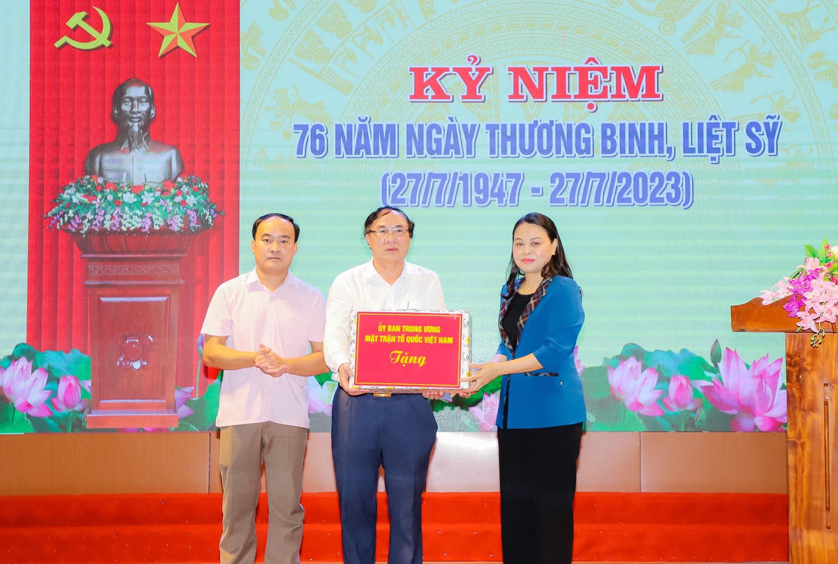Phó Chủ tịch - Tổng Thư ký Nguyễn Thị Thu Hà tặng quà cho đại diện Trung tâm Điều dưỡng Thương binh Nghệ An.