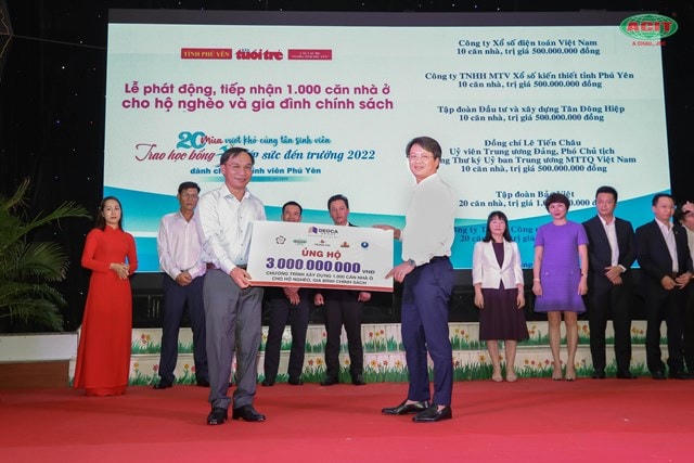 Ông Nguyễn Quốc Hoàn, Chủ tịch Uỷ ban MTTQ Việt Nam tỉnh Phú Yên tiếp nhân ủng hộ kinh phí xây nhà Đại đoàn kết cho hộ nghèo cuối năm 2022.