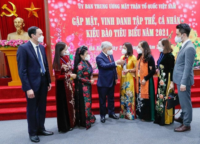 Bí thư Trung ương Đảng, Chủ tịch UBTƯ MTTQ Việt Nam Đỗ Văn Chiến trò chuyện với các kiều bào tại Lễ gặp mặt, vinh danh tập thể, cá nhân kiều bào tiêu biểu năm 2021.