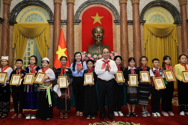 Chủ tịch nước Nguyễn Xuân Phúc tại buổi gặp mặt thiếu nhi tiêu biểu các dân tộc.