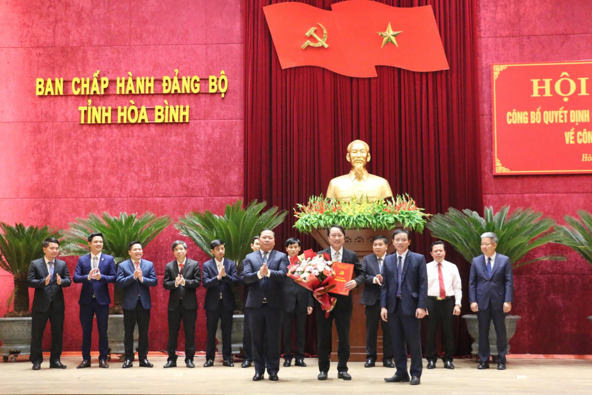 Ông Nguyễn Tuấn Anh, Chánh Văn phòng UBND tỉnh giữ chức Giám đốc Sở Xây dựng Hòa Bình.