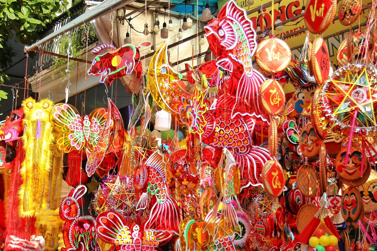 Dù còn khoảng 1 tháng nữa mới đến Tết Trung thu, nhưng những ngày này, phố Hàng Mã như được khoác một lớp áo mới, rực rỡ và sinh động.