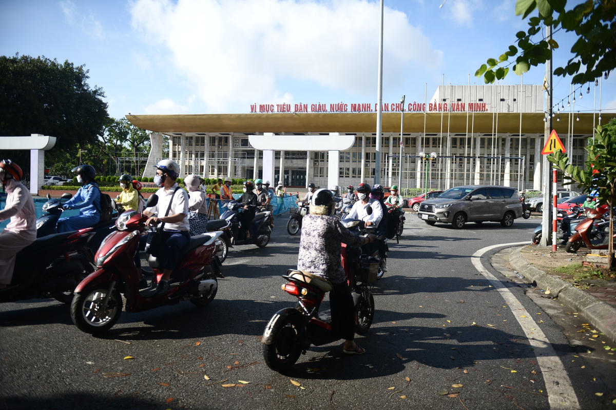 Nhiều người dân đã quay đầu xe để chọn lối đi "dễ thở" hơn.