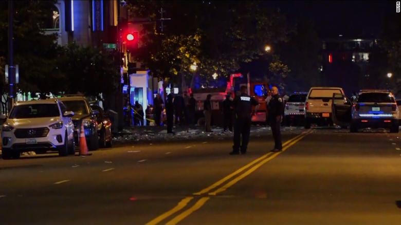 Lực lượng cảnh sát có mặt tại hiện trường vụ xả súng ở phía đông Washington DC. Ảnh: CNN.