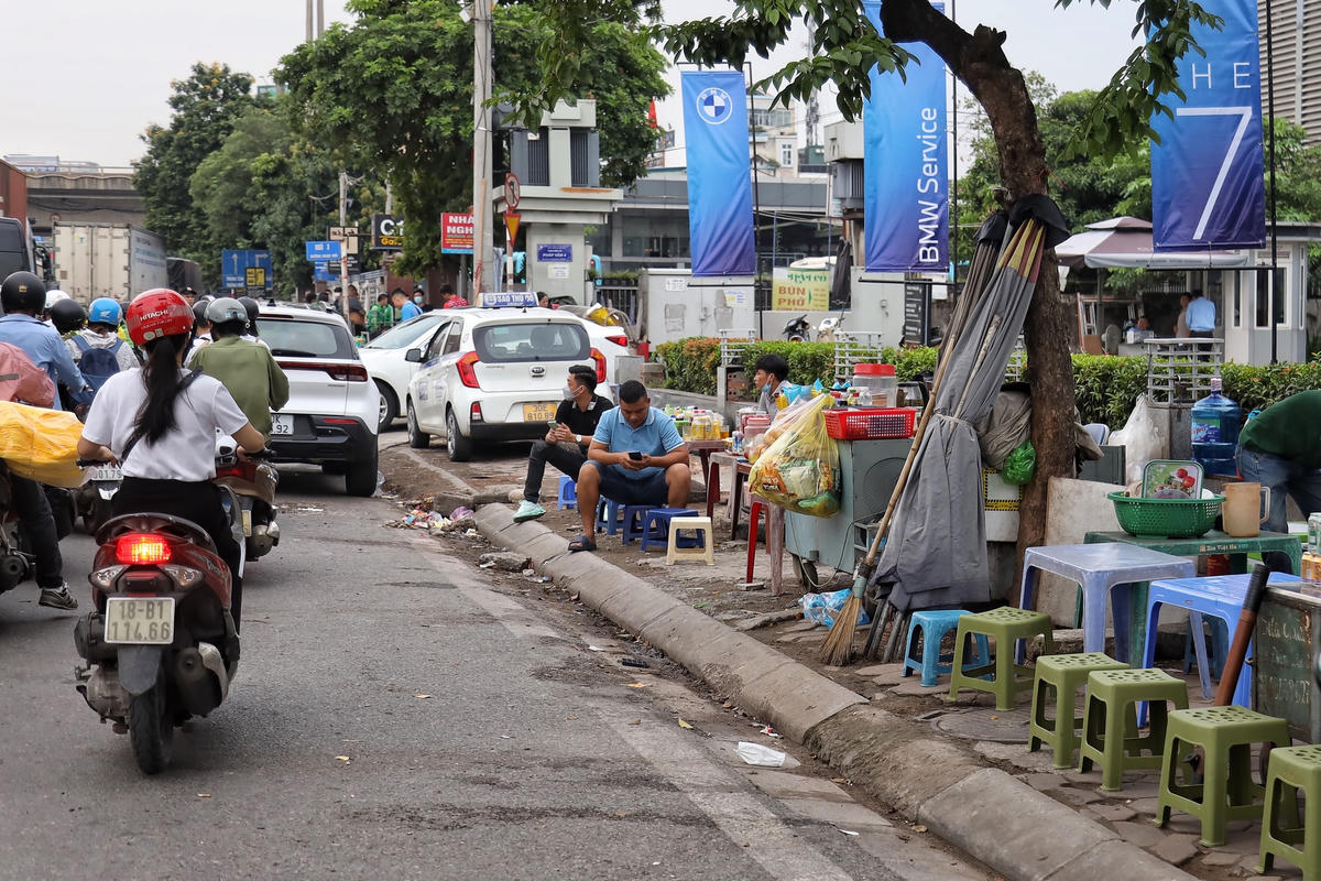 Chỉ cần vắng mặt lực lượng chức năng, vỉa hè lại ngang nhiên bị chiến dụng (ảnh chiều 16/9).