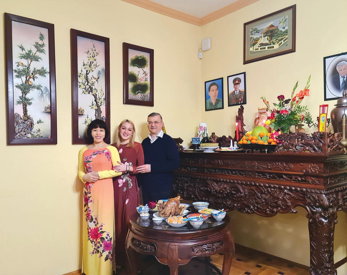Bà Phan Bích Thiện cùng chồng và con gái trong ngày Tết Việt tại Hungary.  