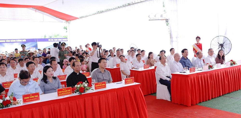 Các đại biểu tham dự buổi lễ.