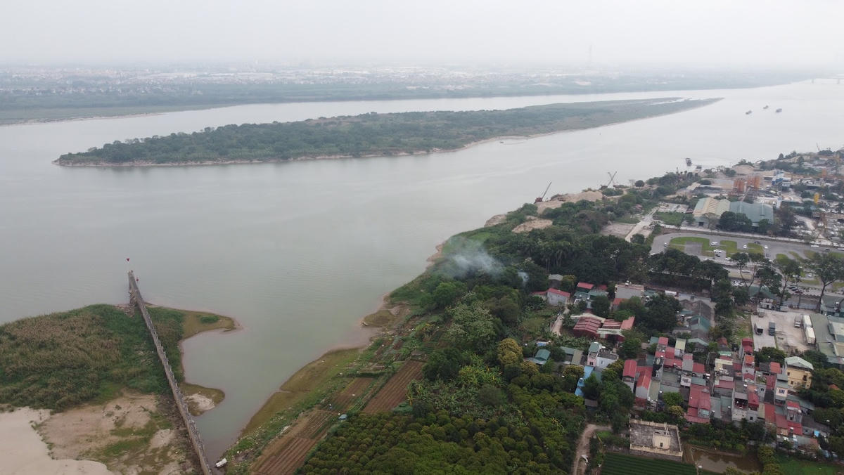 Sông Hồng mùa nước cạn. Ảnh: Quang Vinh.