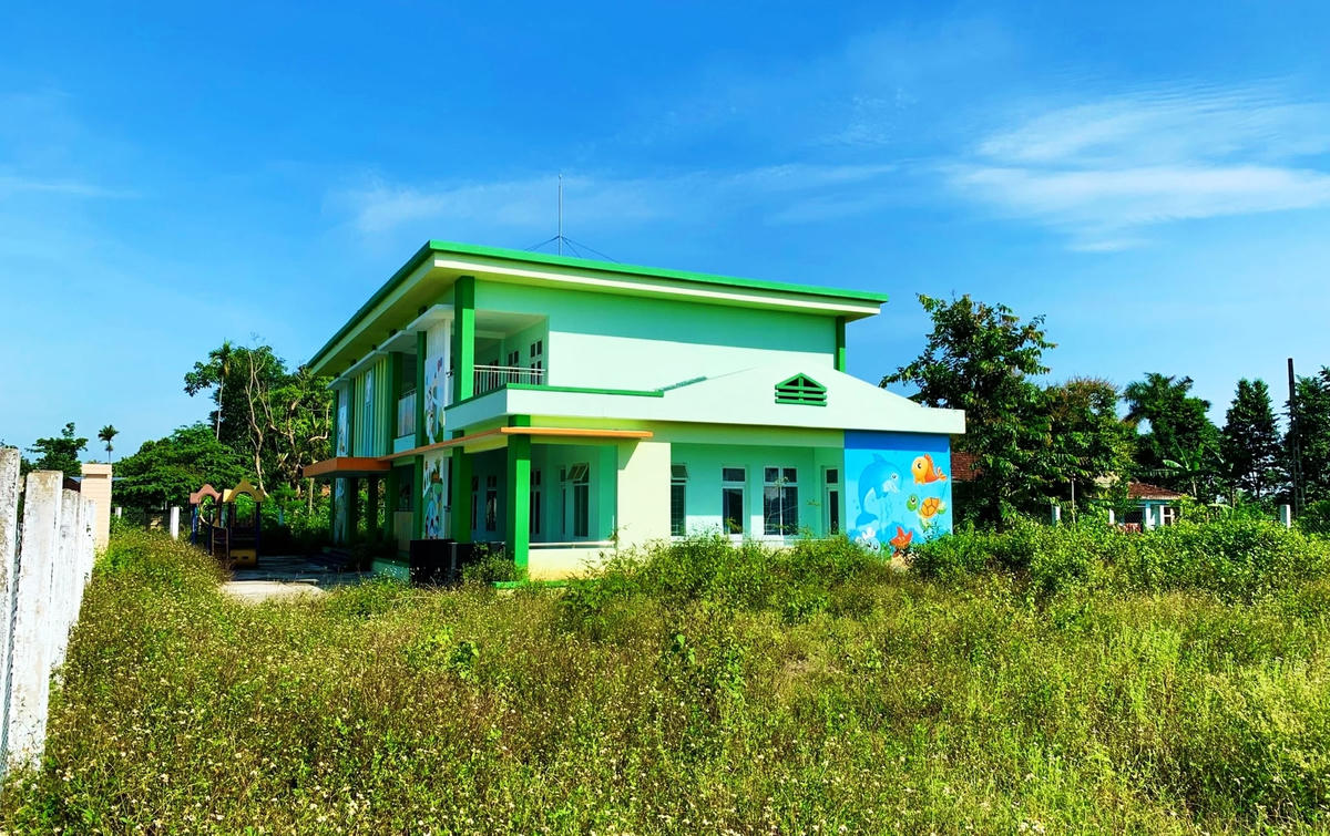 Ngôi trường bỏ hoang cỏ cây mọc um tùm.  