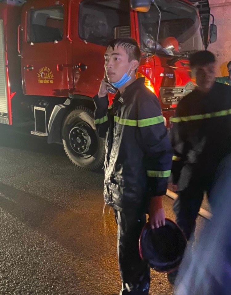 Một chiến sĩ cảnh sát PCCC&CHCN Công an tỉnh Đồng Nai tham gia chữa cháy.