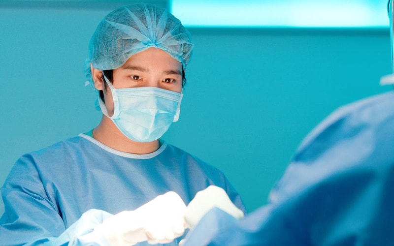 Trong “Bác sĩ hạnh phúc”, Trần Phong thủ vai chính Phạm Hoàng Nam.