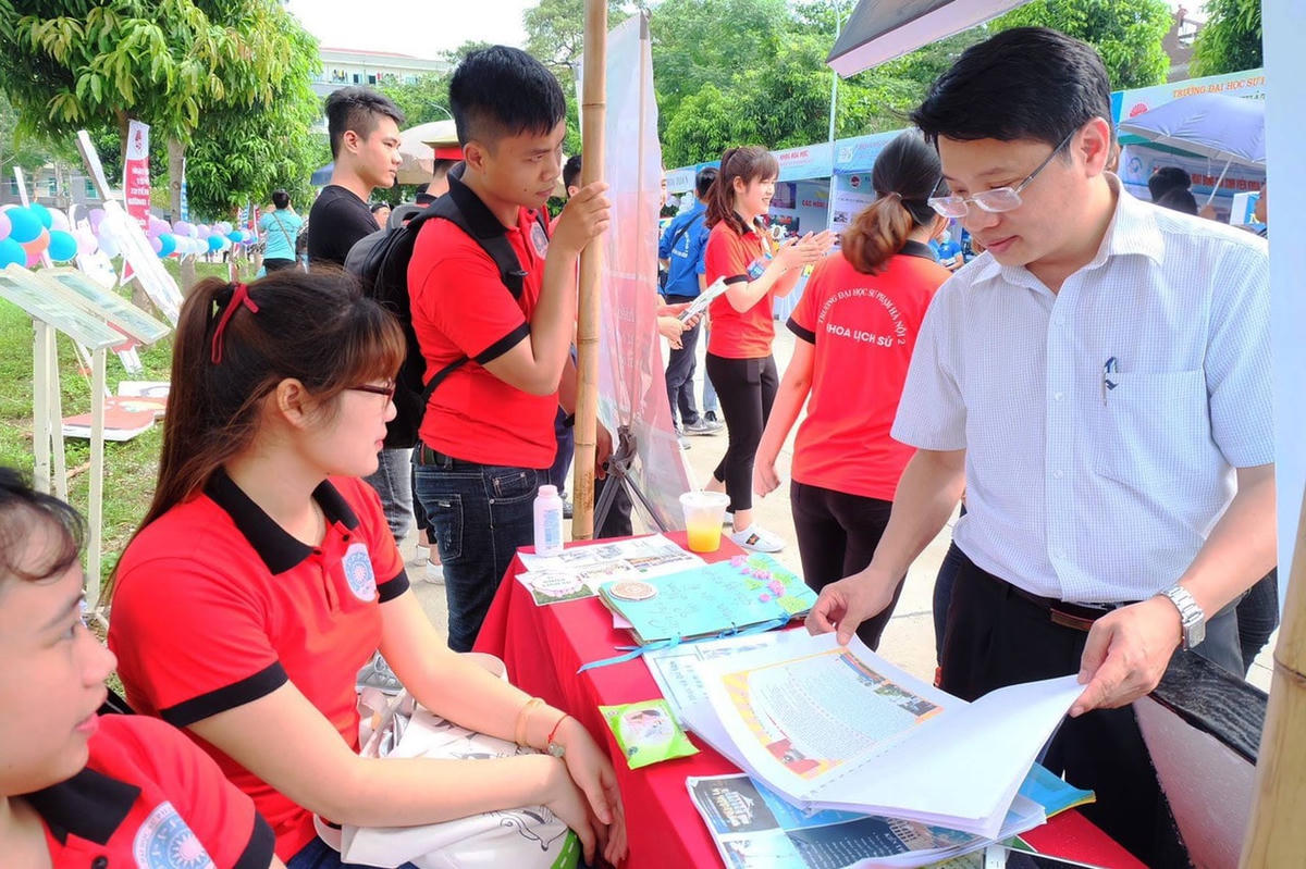 Khoa Lịch sử, Trường Đại học Sư phạm Hà Nội 2 thực hiện công tác tư vấn, hướng nghiệp cho thí sinh.