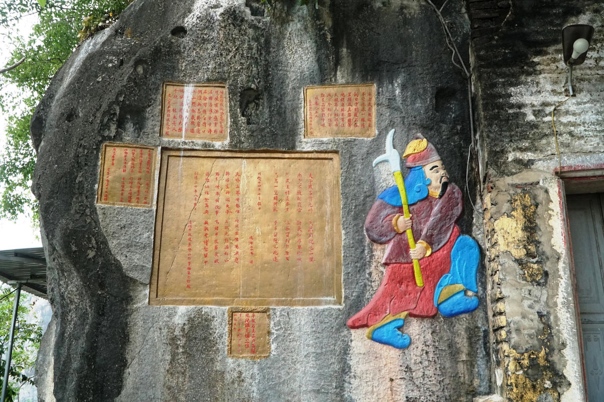 Các bức tượng, bài thơ cổ khắc trên vách đá tại chùa Quan Thánh bị xâm hại.