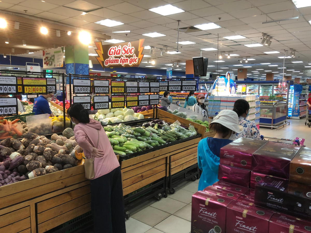 Siêu thị cũng vắng khách. Ảnh: Quang Vinh.