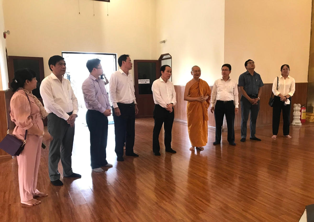 Đoàn công tác thăm, chức mừng đại lễ tại Chùa Bửu Long.