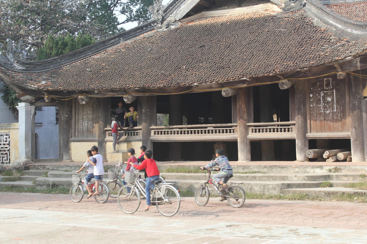Những đứa trẻ vui chơi ở đình Hữu Bằng - Hà Nội.  
