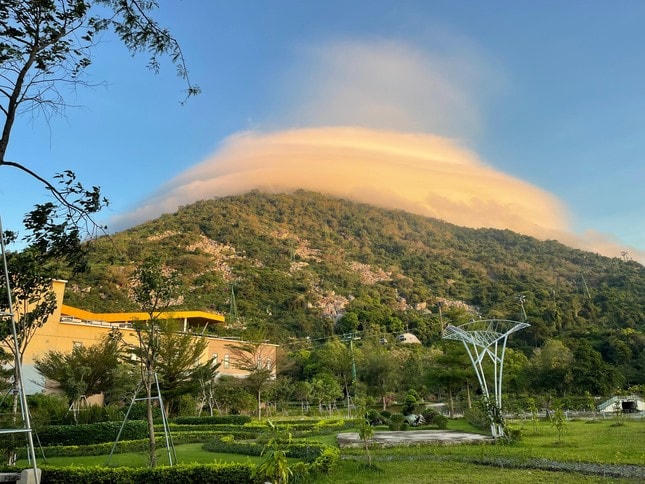 Hiện tượng mây thấu kính trên đỉnh núi Bà Đen (Tây Ninh) sáng nay được đánh giá là kỳ thú và rất hiếm gặp. Ảnh: CTV.