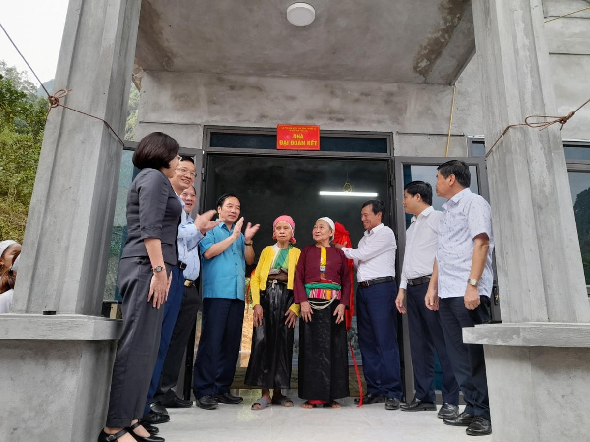 Phó Chủ tịch Ngô Sách Thực và lãnh đạo Ủy ban MTTQ 7 tỉnh thuộc cụm thi đua các tỉnh Trung du và Miền núi phía Bắc trao nhà Đại đoàn kết cho 2 hộ nghèo tại xóm Tiện, xã Thung Nai.