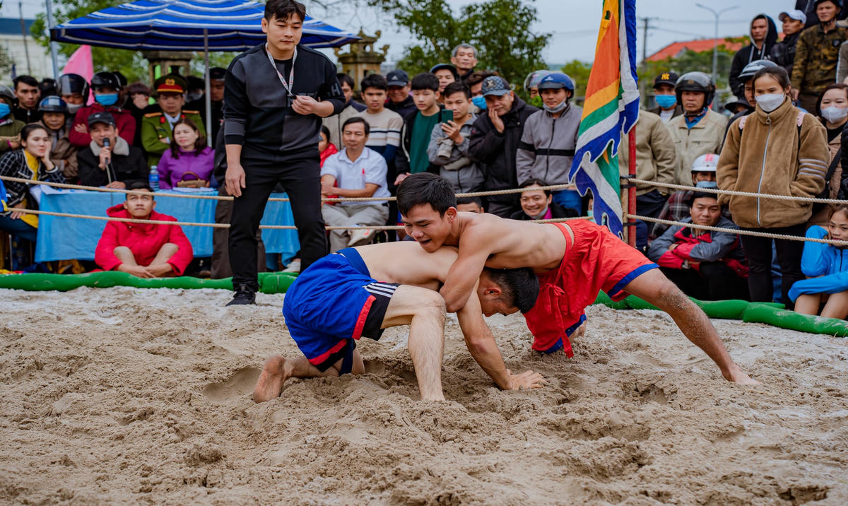 Các đô vật tranh tài tại Hội vật làng Thủ Lễ. Ảnh: Đình Hoàng.
