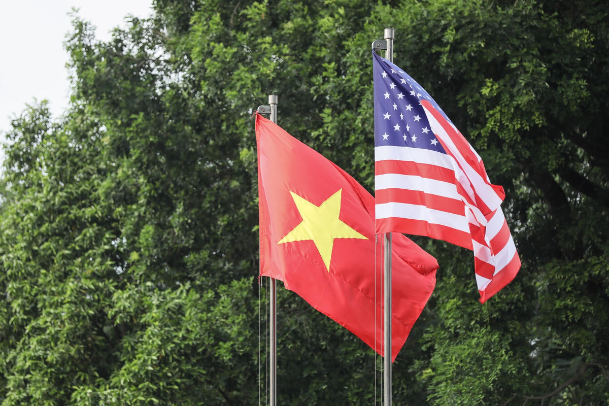 Quốc kỳ hai nước tung bay trong Lễ đón chính thức Tổng thống Hoa Kỳ Joe Biden.