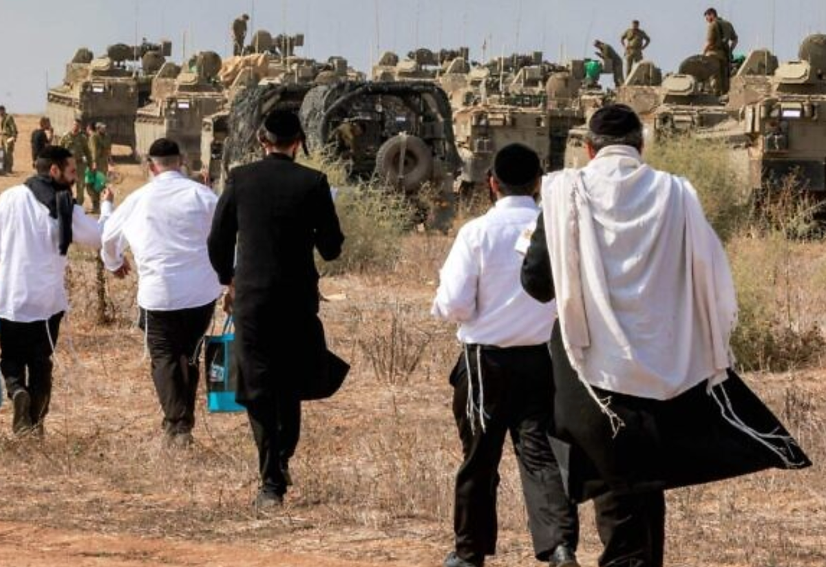 Người Do Thái đến thăm các binh sĩ Israel để thể hiện sự ủng hộ khi họ triển khai tại một vị trí gần biên giới với Gaza. Ảnh: AFP.