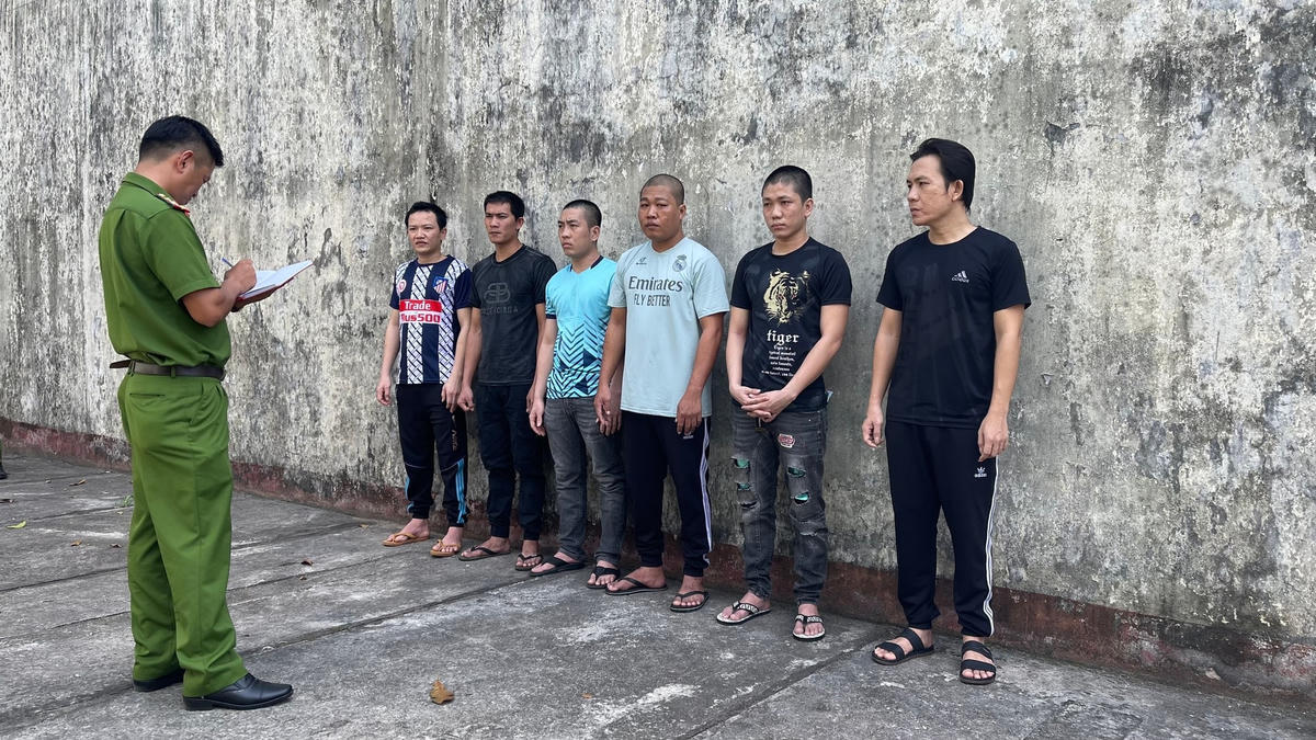 Công an lấy lời khai và làm việc với các đối tượng bảo kê. 