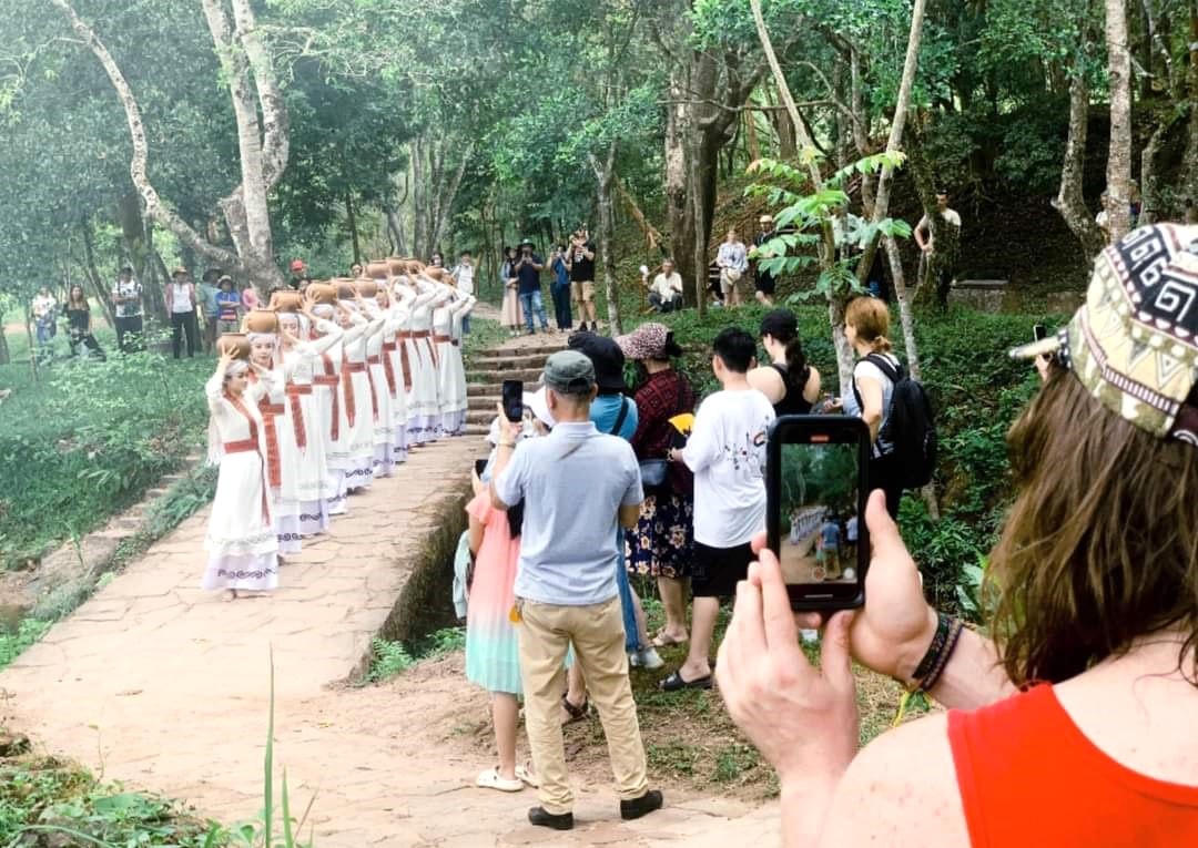 Du khách đang xem biểu diễn các tiết mục múa của người Chăm Pa.