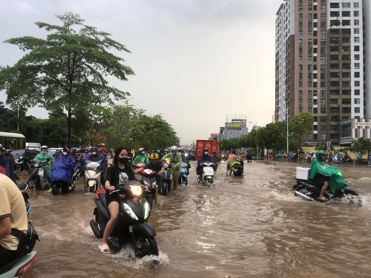 Mưa lớn khiến nhiều tuyến đường Hà Nội ngập trong biển nước. Ảnh: Lê Khánh.