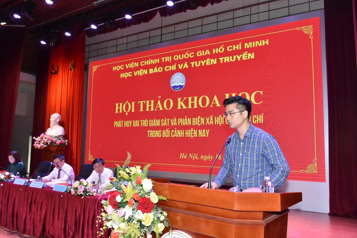 Nhà báo Nguyễn Công Khanh, Thư ký tòa soạn Báo Đại Đoàn Kết diễn giải tham luận “Thực tiễn kinh nghiệm giám sát, phản biện xã hội của Báo Đại Đoàn Kết qua vụ việc lợi dụng tự do, tôn giáo, tín ngưỡng để hành nghề mê tín, dị đoan của “Câu lạc bộ Tình Người”" tại hội thảo. 