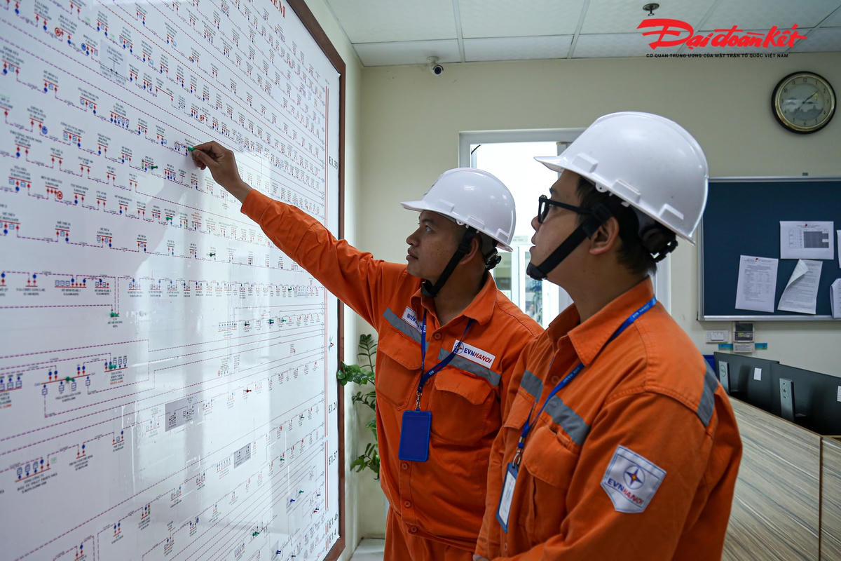 Trong công văn gửi các đơn vị, Tổng công ty Điện lực Hà Nội (EVNHANOI) yêu cầu không thực hiện các lịch phải ngừng, giảm cung cấp điện trên lưới điện cao, trung, hạ thế toàn thành phố Hà Nội trong thời gian chuẩn bị thi và thi tuyển sinh vào lớp 10 THPT năm 2022 trong khoảng thời gian từ 15 - 22/6, trừ các trường hợp xử lý sự cố hoặc trường hợp đặc biệt.