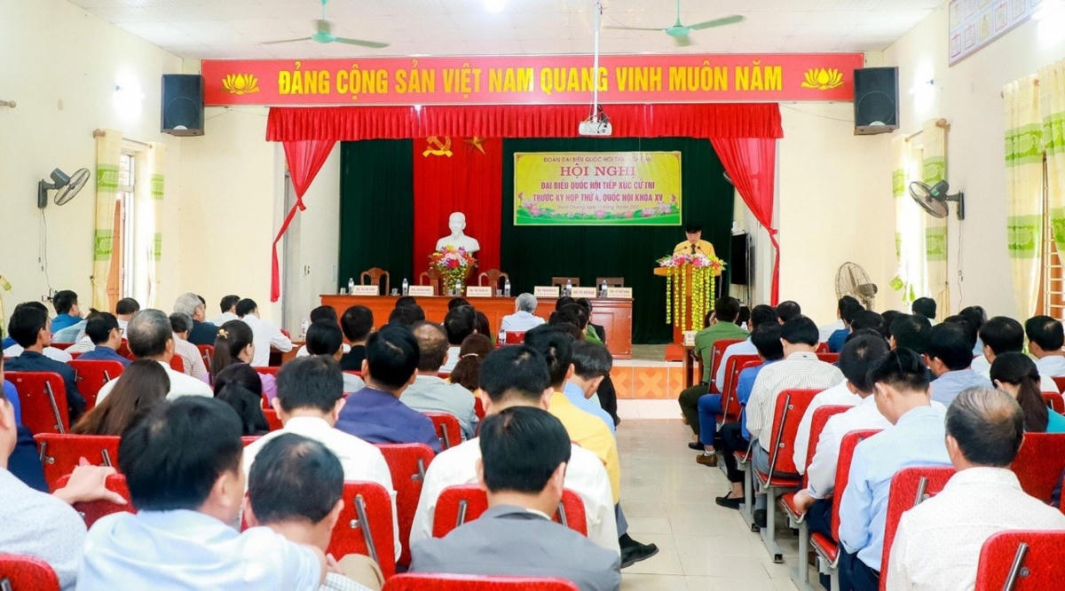 Toàn cảnh Hội nghị tiếp xúc cử tri tại huyện Thanh Chương sáng ngày 11/10.