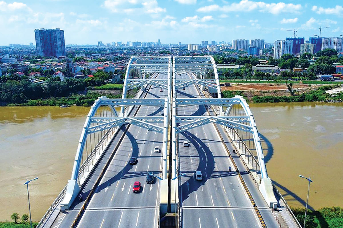 Cầu Đông Trù có chiều dài 1.240 m, trong đó cầu chính dài 500 m, tính đến thời điểm hiện tại cây cầu này được coi là cầu vượt sông rộng nhất Việt Nam.  