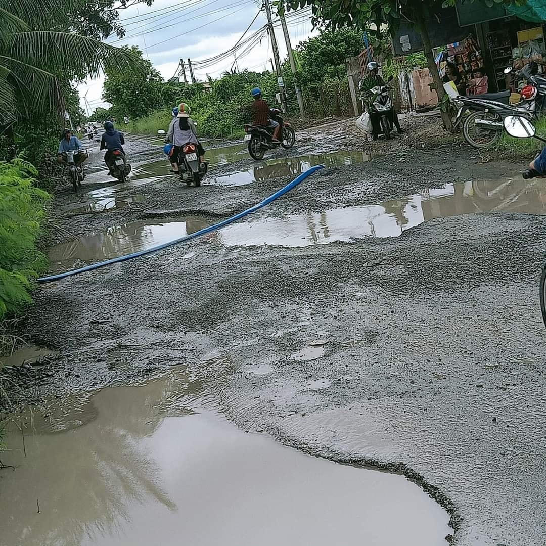 Hằng ngày người dân rất khổ sở khi đi trên tuyến đường này, nhiều vụ té ngã xảy ra.