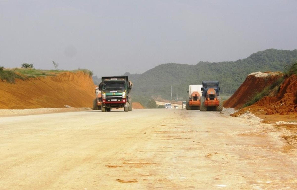 Các nhà thầu vẫn chưa quyết liệt huy động bổ sung thiết bị, nhân lực, tăng mũi thi công để bù tiến độ đã chậm trễ. Ảnh minh hoạ.