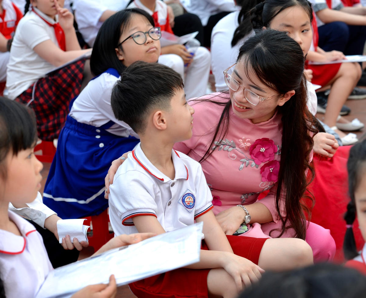 Chị Hoàng Hồng Hà (giáo viên trường Tiểu học Đào Phúc Lộc, TP Móng Cái) cho biết: Hôm nay tôi đưa 5 em học sinh từ TP Móng Cái đến đây tham gia thi. Tôi thấy cuộc thi được tổ chức quy mô, bài bản và vô cùng bổ ích, ý nghĩa. Thông qua cuộc thi này, các em học sinh có cơ hội được học hỏi, trau dồi và phát triển được nhiều kỹ năng của bản thân. 