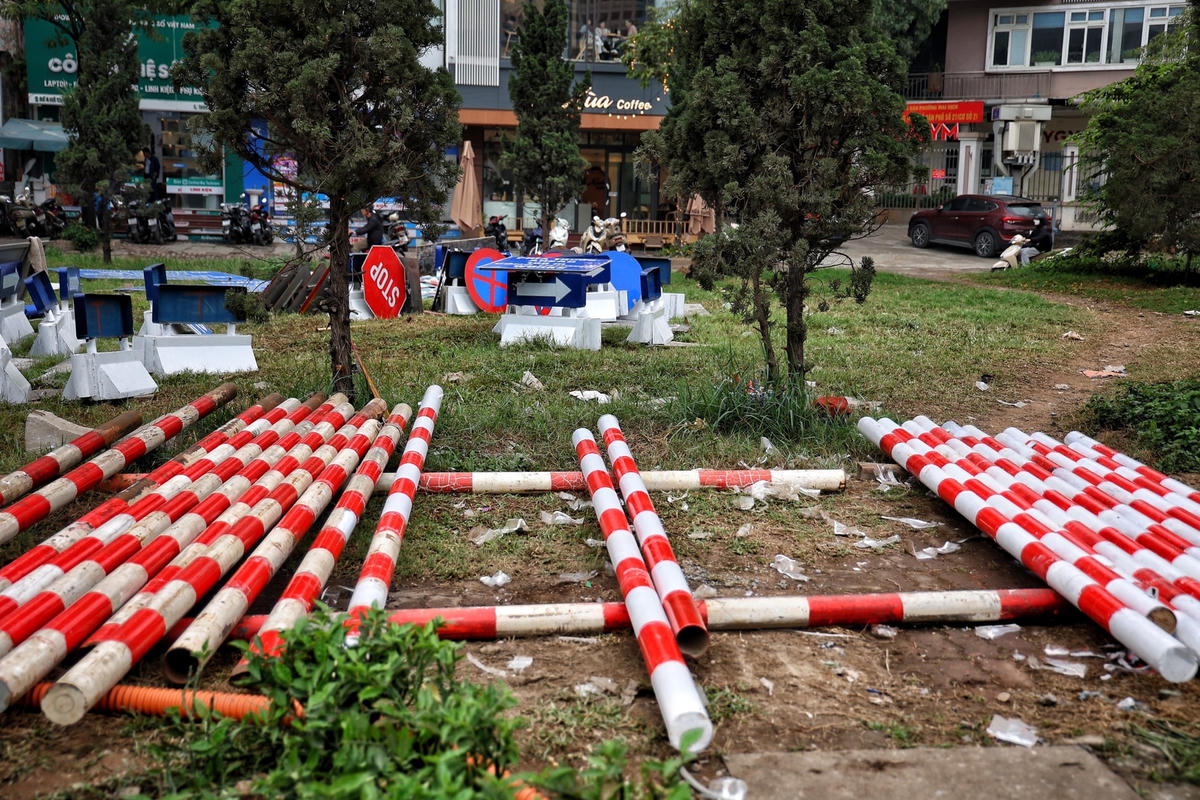 [ẢNH] Hà Nội: Rào chắn thi công 2 cầu vượt thép song song tại nút giao Mai Dịch